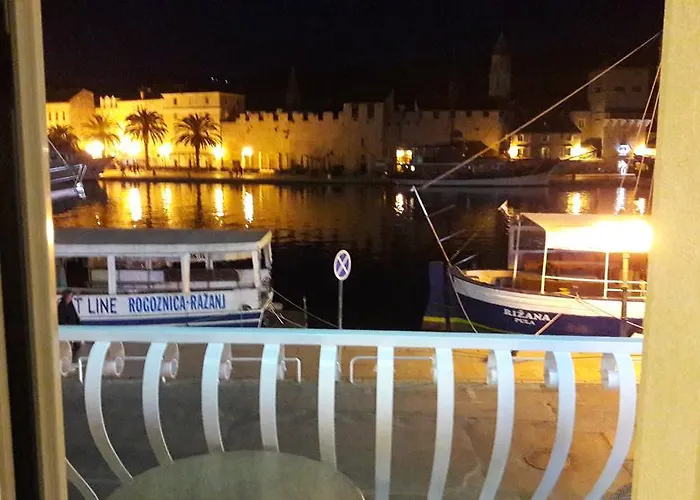 Tudor Casa de hóspedes Trogir