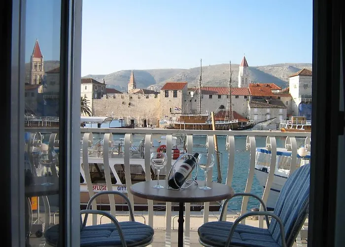 Tudor Casa de hóspedes Trogir
